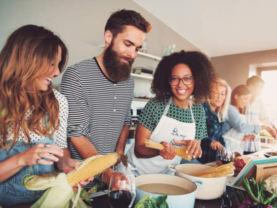 homem e duas mulheres cozinhando Ensino Híbrido: diferentes formas de aprendizagem