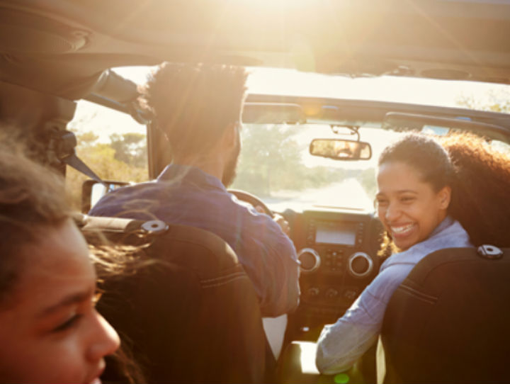 jovens-carro Empresas engajadas: o que podemos aprender com o Airbnb?
