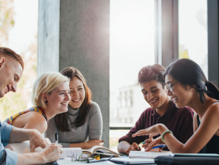 jovens-conversando Como contar sua experiência na Empresa Júnior no currículo e na entrevista?