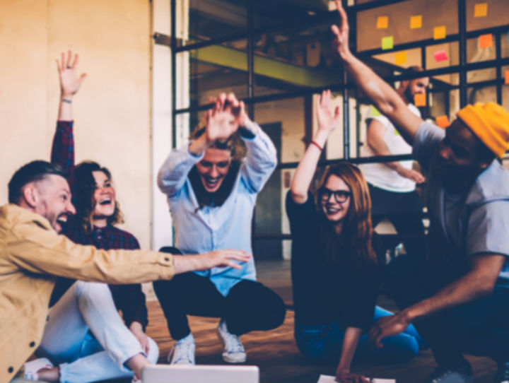 jovens-sentados-trabalhando eBook - Desconstruindo o papel da liderança