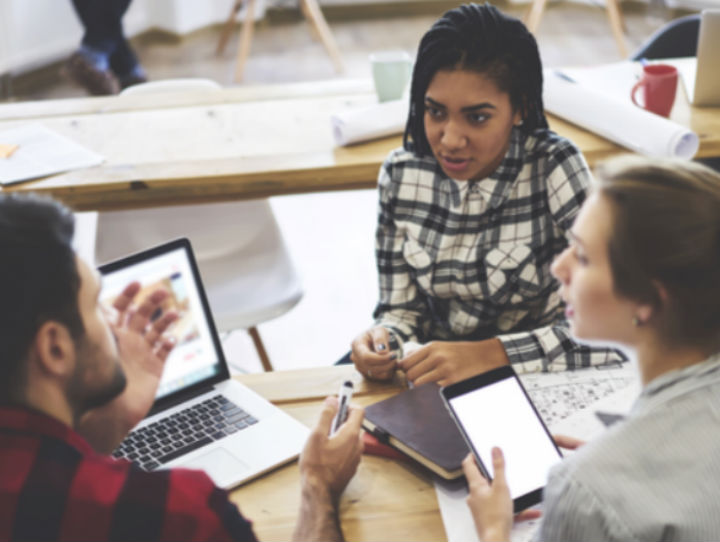 jovens-trabalhando 5 motivos para entrar numa Empresa Júnior.