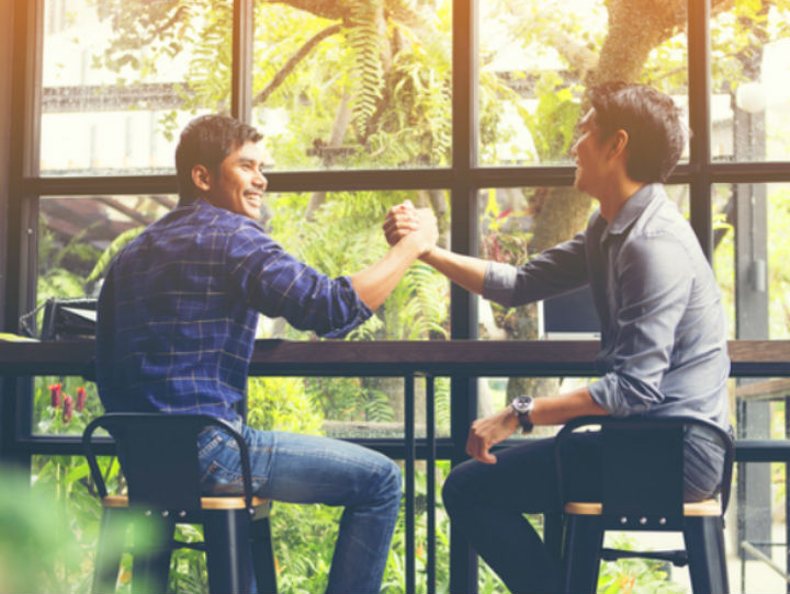 amigos-mesa Quer ter uma equipe de alta performance? Garanta uma cultura de alta confiança