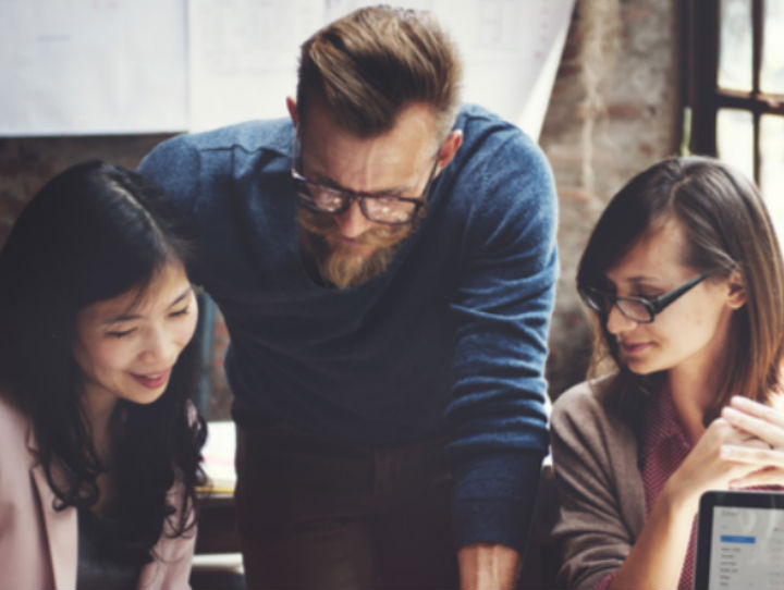 equipe-trabalhando-tres O que a liderança tem a ver com o desenvolvimento de suas equipes?