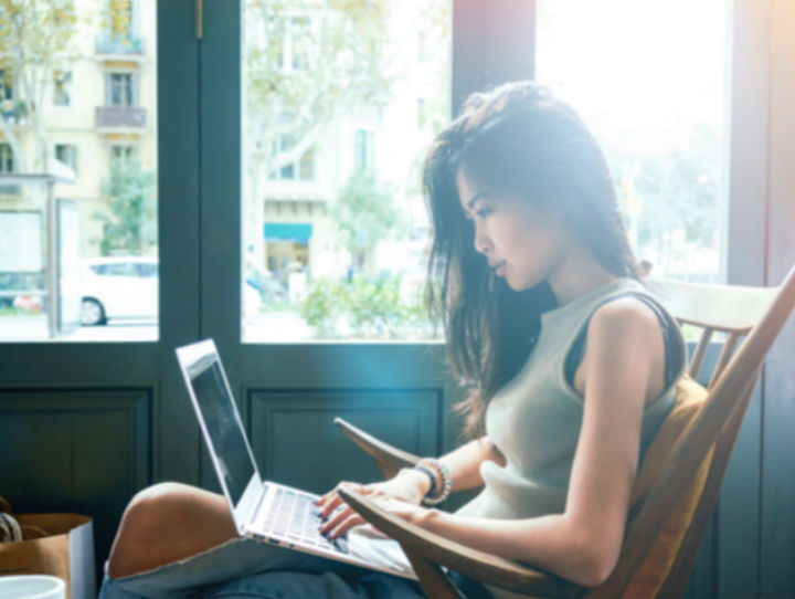 menina-asiatica-computador Para qual lugar caminha o Jornalismo?