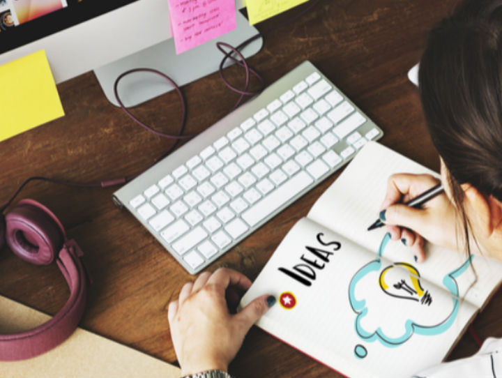 mulher-desenhando-ideias Líder criativo: 3 iniciativas inovadoras que você precisa conhecer