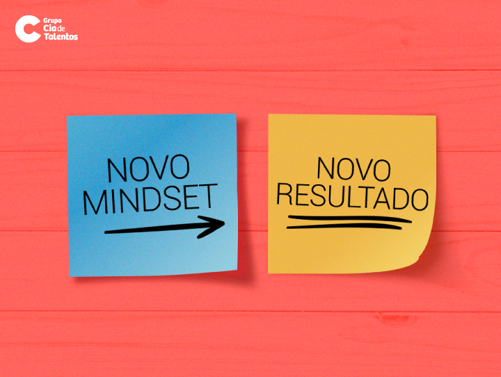 Em um fundo vermelho, há dois post'its: um azul à esquerda com a anotação: Novo mindset, e outro amarelo à direita, onde está escrito: Novo resultado. Os dois simbolizam o trabalho de coaching e mentoria, assunto do artigo.
