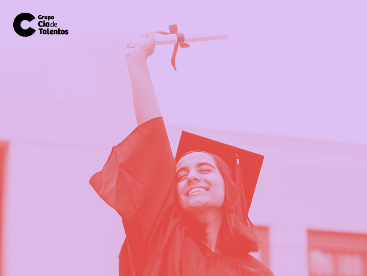 A imagem que ilustra o post apresenta uma jovem branca, de cabelos lisos e escuros na altura dos ombros, vestida com uma beca de formatura, usando capelo. Ela sorri, de olhos fechados, enquanto segura no alto, com uma das mãos, um diploma.