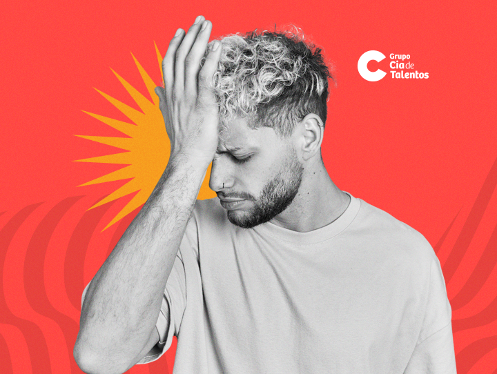 A imagem que ilustra o artigo “Fuja desses 5 erros e gafes comuns em processos seletivos” tem o fundo vermelho e, no centro, a foto de um jovem, em preto e branco. Ele está com a mão na testa e a sobrancelha franzida como se tivesse feito algo de errado. No canto superior direito, está o logo do Grupo Cia de Talentos.