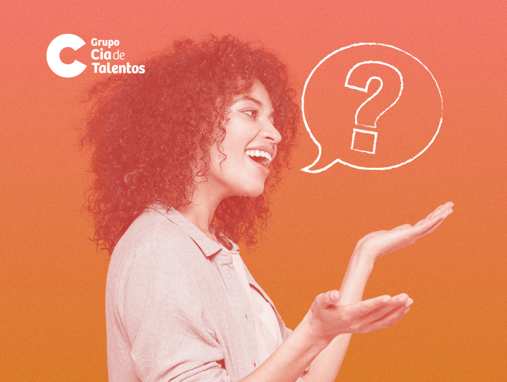 A imagem que ilustra o artigo: O que perguntar no final de uma entrevista de emprego tem o fundo em tons de laranja. No centro, a foto de uma mulher de perfil. Ela tem os cabelos cacheados na altura dos ombros, está de perfil, gesticulando, como se estivesse falando. Ao lado, na altura do rosto, um balão de fala com uma interrogação dentro.