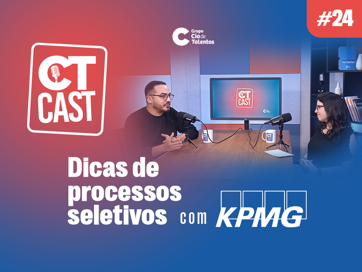 A imagem que ilustra o artigo Dicas de processos seletivos com a KPMG traz a foto de um homem, à esquerda, e uma mulher, à direita, em um estúdio, onde há uma mesa. Eles estão frente a frente, enquanto conversam.