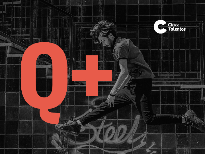 A imagem que ilustra o artigo Que mais: feedback que ajuda no seu desenvolvimento está em tons de cinza. No centro, tem a foto de um rapaz de perfil, dando um salto. Ao lado o texto Que mais e no alto o logo da Cia de Talentos.