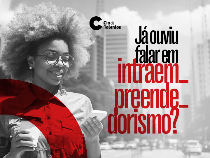 A imagem que ilustra o artigo está em preto, branco e tons de cinza. À esquerda, a foto de uma mulher negra, de pele e cabelos claros. Ela usa óculos e sorri, enquanto olha para o celular. À direita, o texto: Já ouviu falar em intraempreendedorismo?