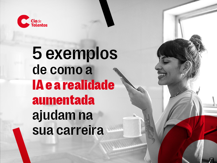 A imagem que ilustra o artigo tem, à direita, a foto de uma mulher. Ela tem os cabelos presos em um coque, veste uma camiseta branca. Ela sorri, enquanto segura um celular, apoiada em uma mesa. À esquerda, o título 5 exemplos de como a Inteligência Artificial e a Realidade Aumentada ajudam na carreira