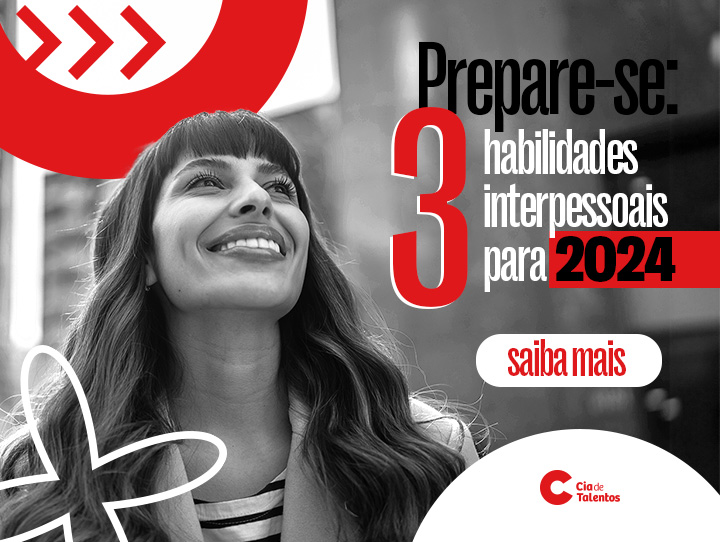 A imagem que ilustra o artigo traz a imagem de uma moça em preto e branco à esquerda. Ela usa franjas e o cabelo é comprido e ondulado. Ela olha para cima na direção do seguinte texto, enquanto sorri: Prepare-se: 3 habilidades interpessoais para 2024. Saiba mais.