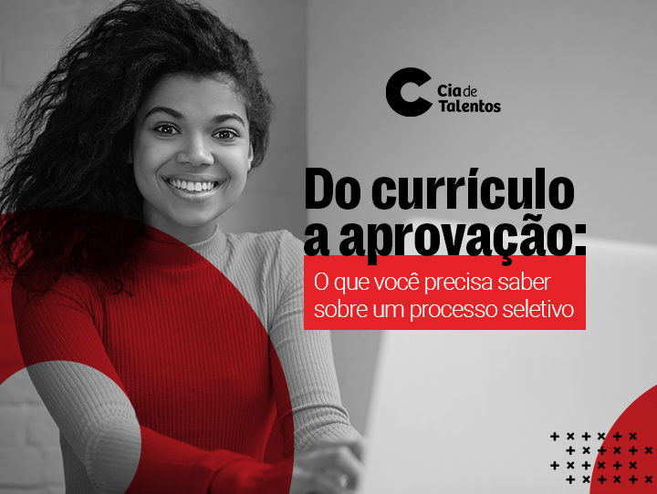 a imagem que ilustra o post traz à esquerda a imagem em preto e branco de uma jovem negra. Ela tem cabelos longos, ondulados, está de braços cruzados e sorri. À direita, o título: Do currículo à aprovação: O que você precisa saber sobre um processo seletivo