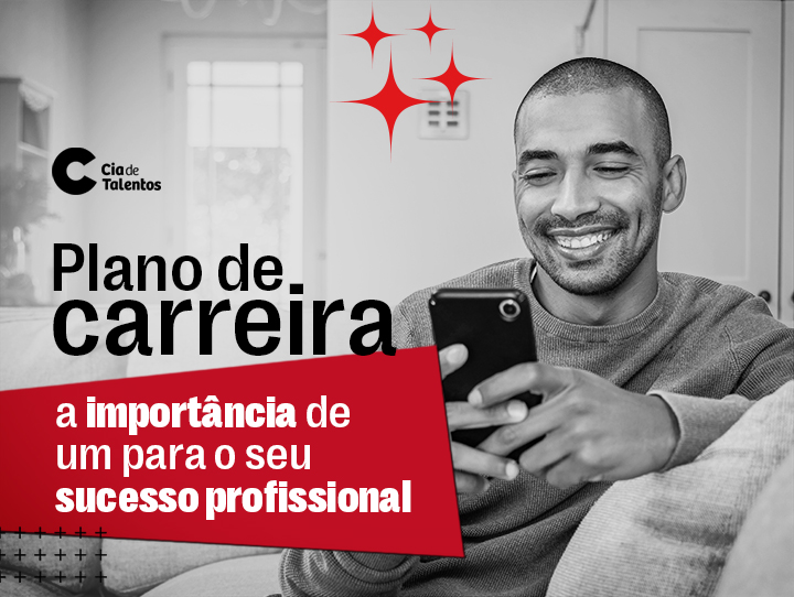 Capa_Blog_CT_Planodecarreira_720x542px A imagem que ilustra o post traz uma foto de preto e branco de um rapaz negro. Ele está sentado em um sofá e sorri enquanto usa o celular. À esquerda, o título: Plano de Carreira: a importância de um para o seu sucesso profissional