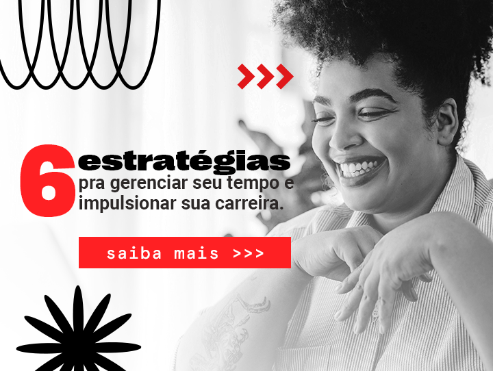 A imagem que ilustra o artigo traz, em preto e branco, a foto de uma mulher negra à direita. Ela olha para baixo e sorri. À esquerda, o título 6 estratégias de gestão do tempo para impulsionar a sua carreira.