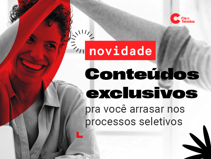 blog_dicas_processos_seletivos A imagem que ilustra o artigo tem uma foto em preto e branco de fundo. À esquerda, a foto de uma mulher de cabelos curtos ondulados, sorridente olhando para a direita, onde só aparece o braço de outra pessoa, como se estivessem se cumprimentando no ar. À direita, o texto: Novidade: Conteúdos exclusivos para você arrasar nos processos seletivos