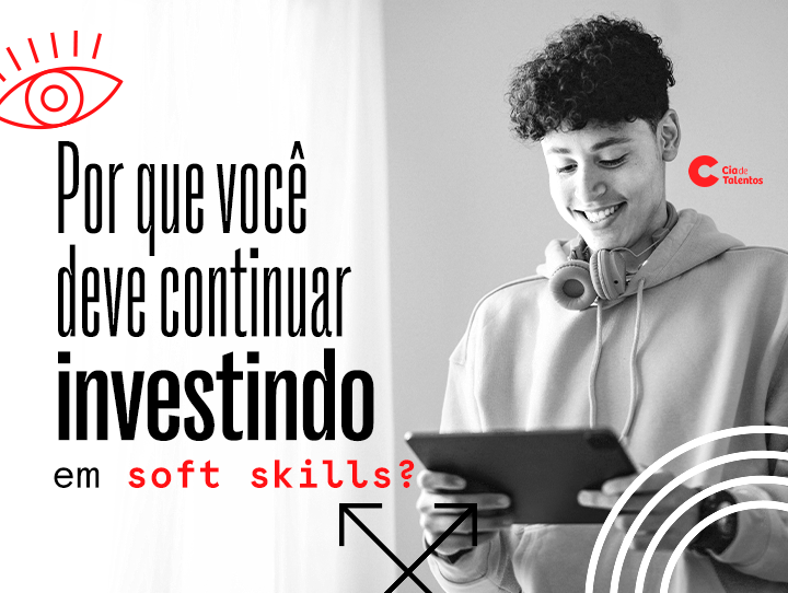 A imagem que ilustra o artigo traz, à direita, a foto em preto e branco de um jovem. Ele tem cabelos cacheados, tem fones de ouvido pendurados no pescoço e sorri enquanto olha para um tablet que está em suas mãos. À esquerda, a pergunta: Por que você deve continuar investindo em soft skills?