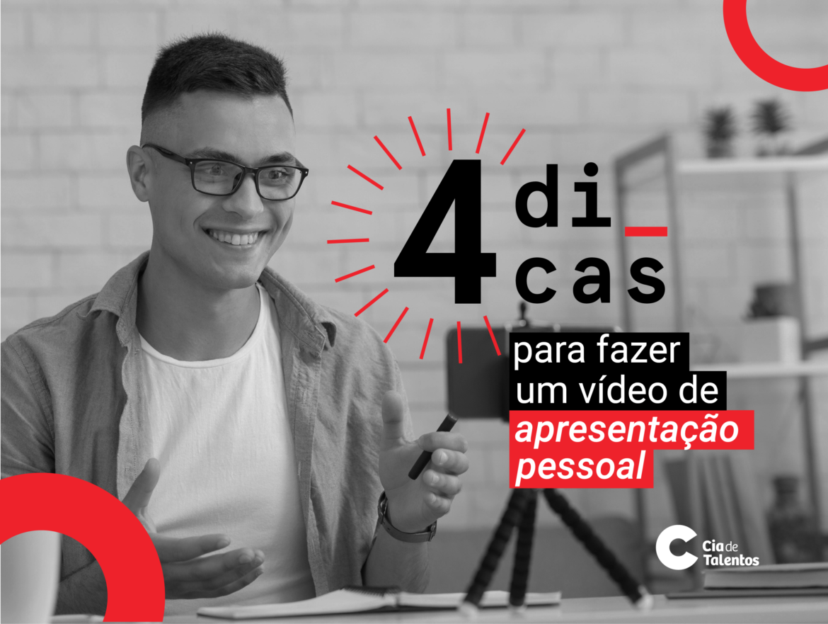 a imagem que ilustra o artigo é em preto e branco. Ela traz a foto de um jovem de cabelo curto e escuro. Ele usa óculos e está sentado, gesticulando em frente um celular que está em um tripé sobre a mesa. À direita, o texto 4 dicas para fazer um vídeo de apresentação pessoal. No canto inferior esquerdo, o logo da Cia de Talentos.