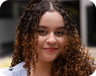 mulher de cabelos cacheados