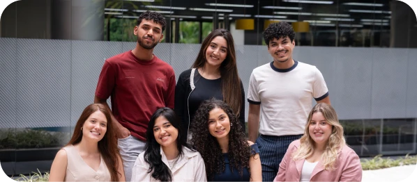 Um grupo de pessoas 02 homens e 05 mulheres