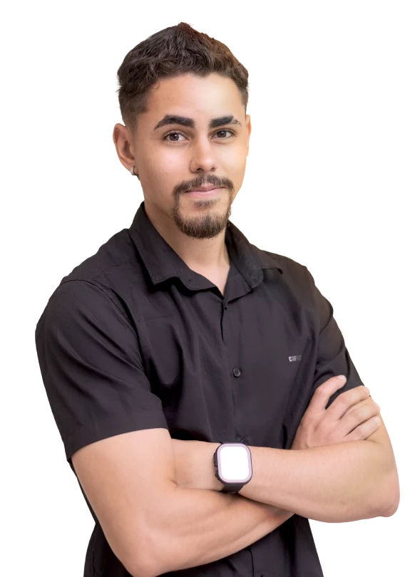 Homem de barba com camisa polo preta