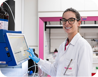 mulher em laboratório