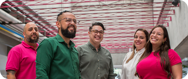 Um grupo de pessoas 03 homens a esquerda e 02 mulheres a direita