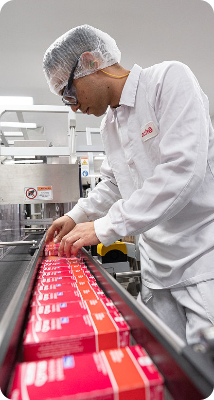 Homem em laboratório conferindo produção