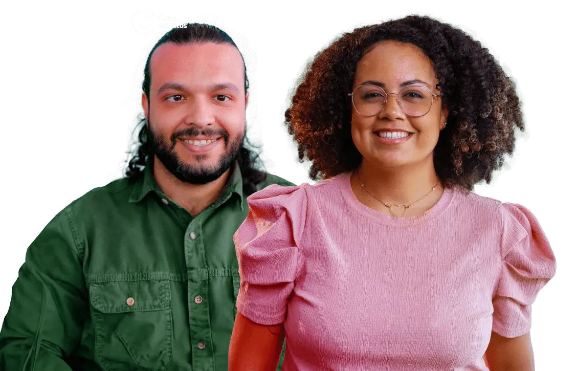 Duas pessoas colaboradoras da Globo em fundo roxo e rosa com a palavra 'trainee'. Homem branco com deficiência não visível, cabelos presos e barba e mulher negra, vestida com uma blusa rosa e cabelo cacheado.