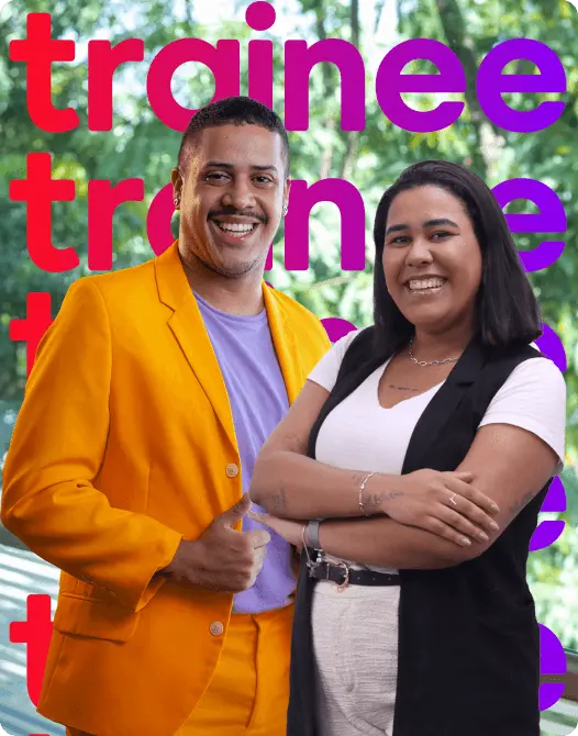 Colaboradores Globo, sendo um homem negro vestindo um terno amarelo, e uma mulher negra com deficiência não visível vestindo blusa clara e colete preto, ambos em fundo verde com a palavra “trainee” em rosa e roxo.